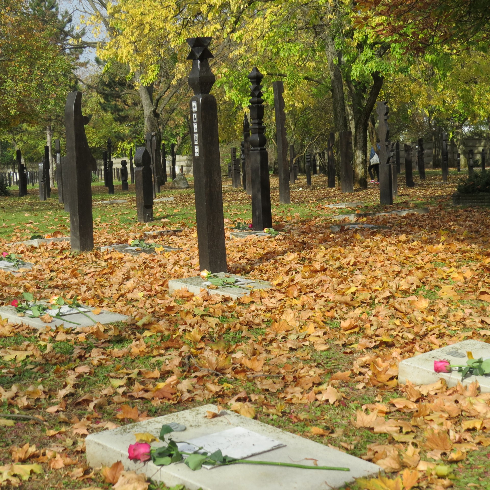 Diákok virágaival telt meg a Nemzeti Gyászpark