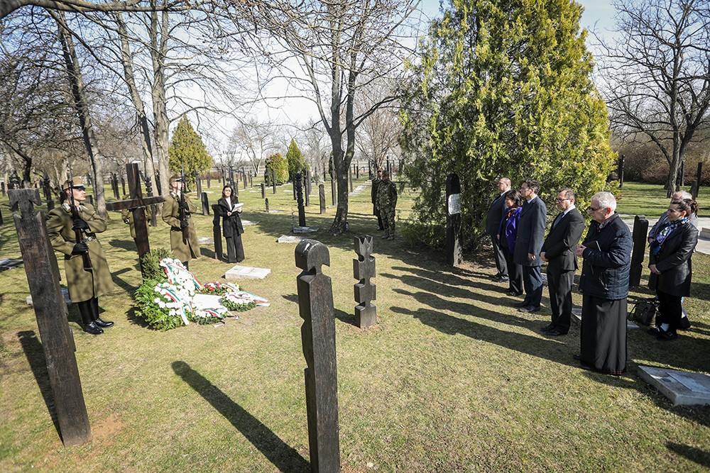 Koszorúzás az Új köztemetőben