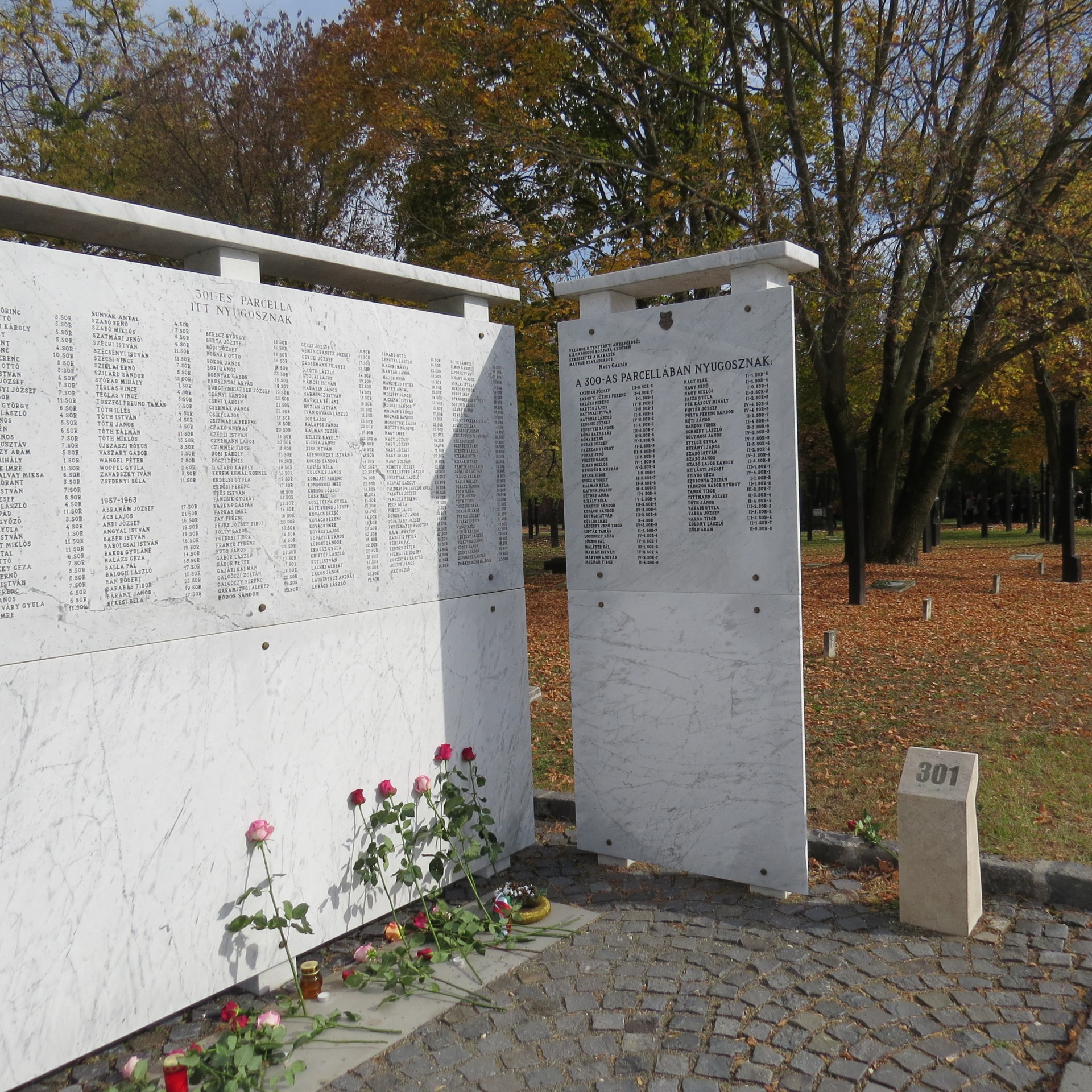 Diákok virágaival telt meg a Nemzeti Gyászpark