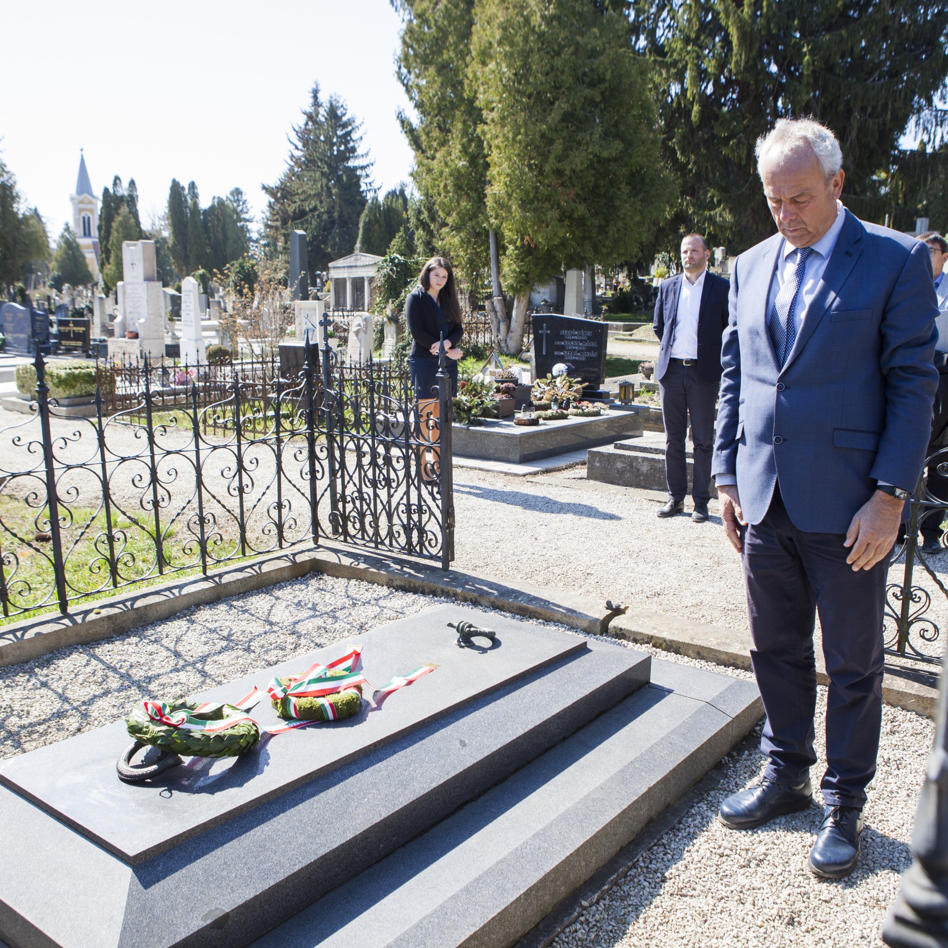 Parcellakövek jelzik a Nemzeti Sírkertbe sorolt sírokat