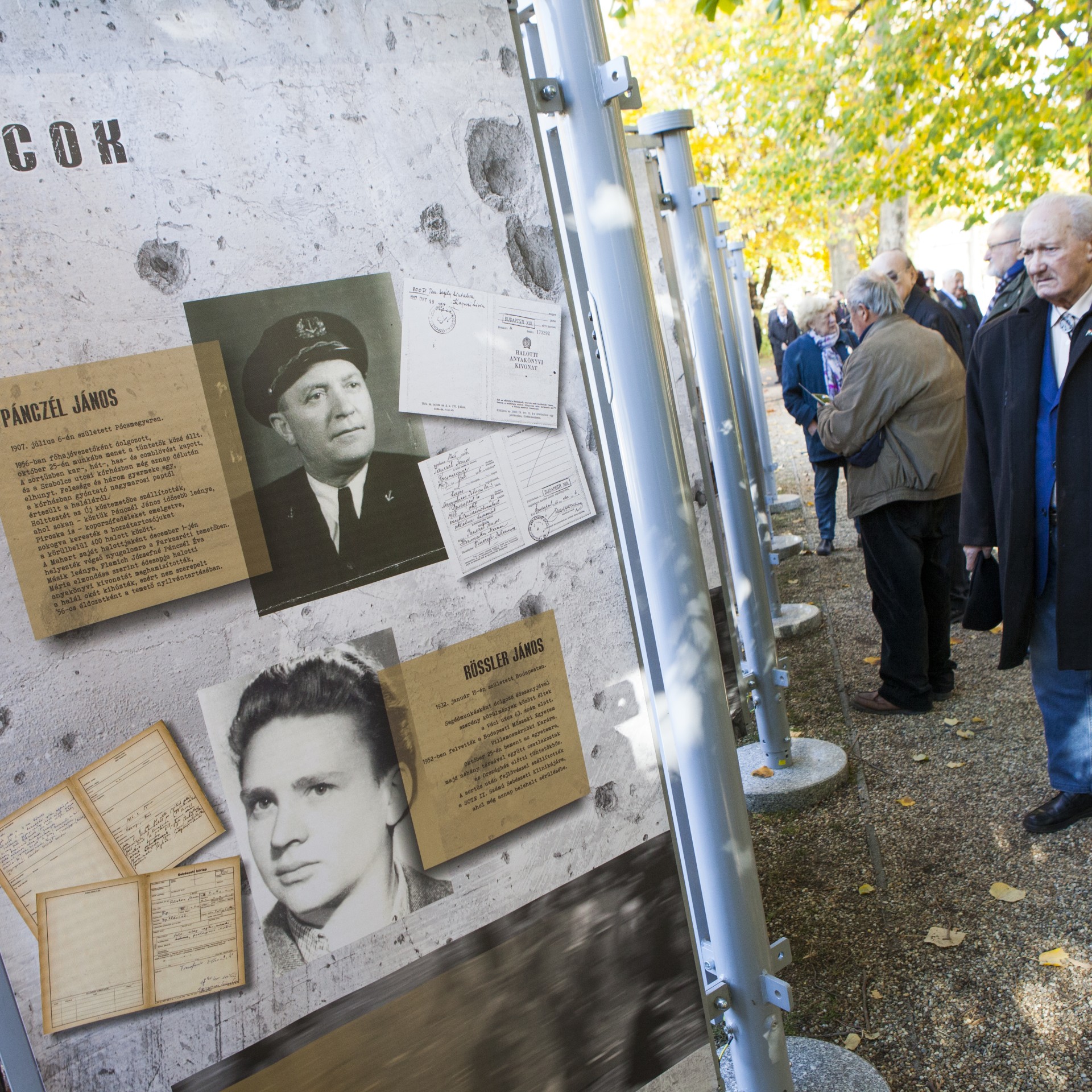 A Kossuth téri sortűz áldozatainak emlékére nyílt kiállítás a Fiumei úti sírkertben
