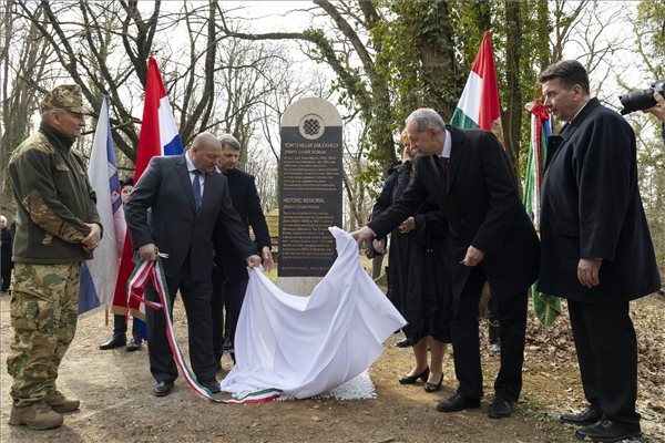 Felavatták a történelmi emlékhelyet jelölő sztélét Zrínyi-Újváron