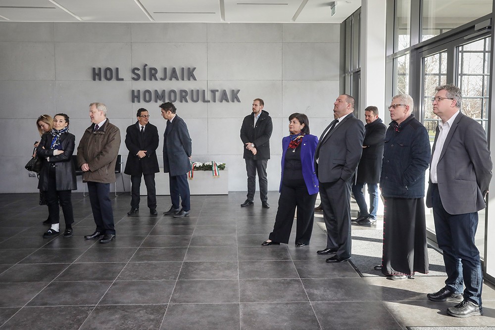 Koszorúzás az Új köztemetőben