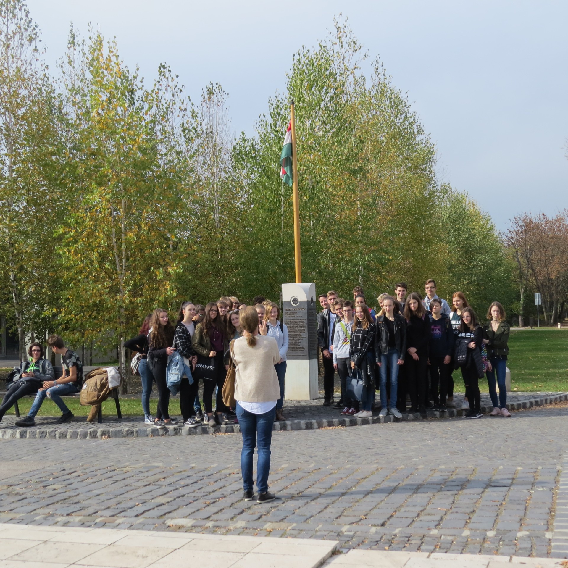 Diákok virágaival telt meg a Nemzeti Gyászpark