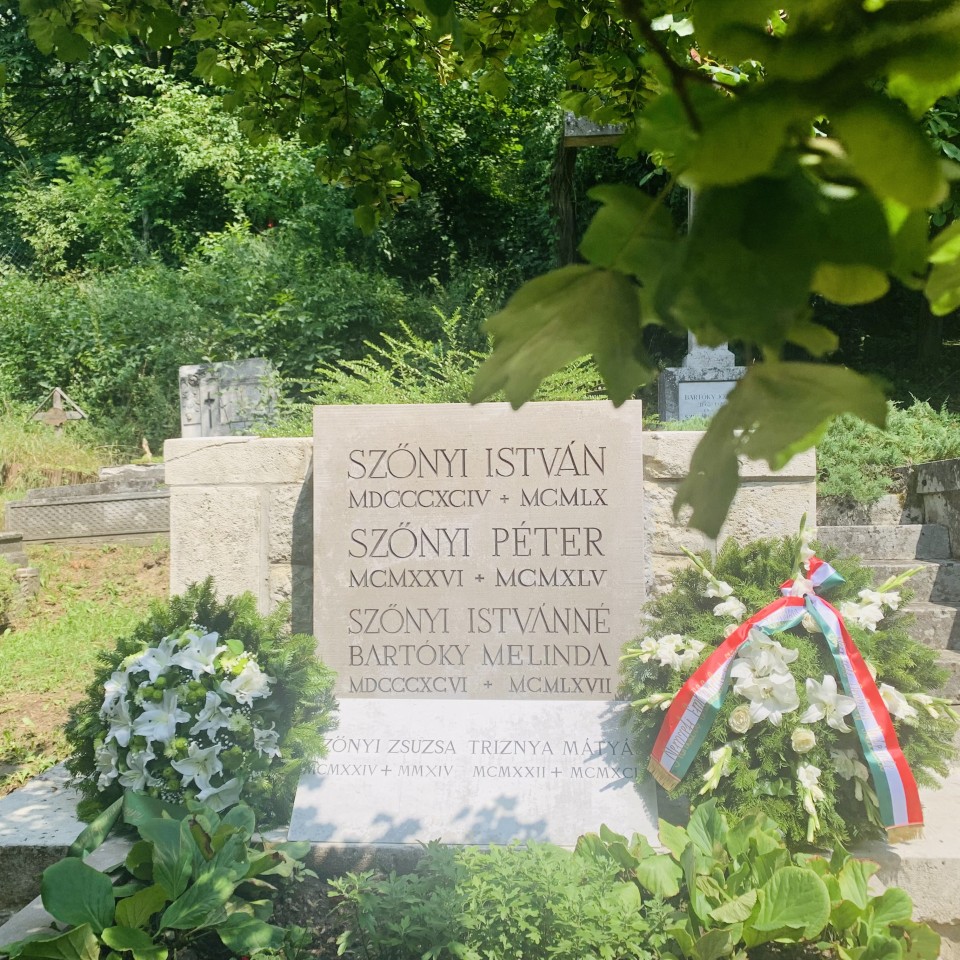 Megújult Szőnyi István síremléke Zebegényben