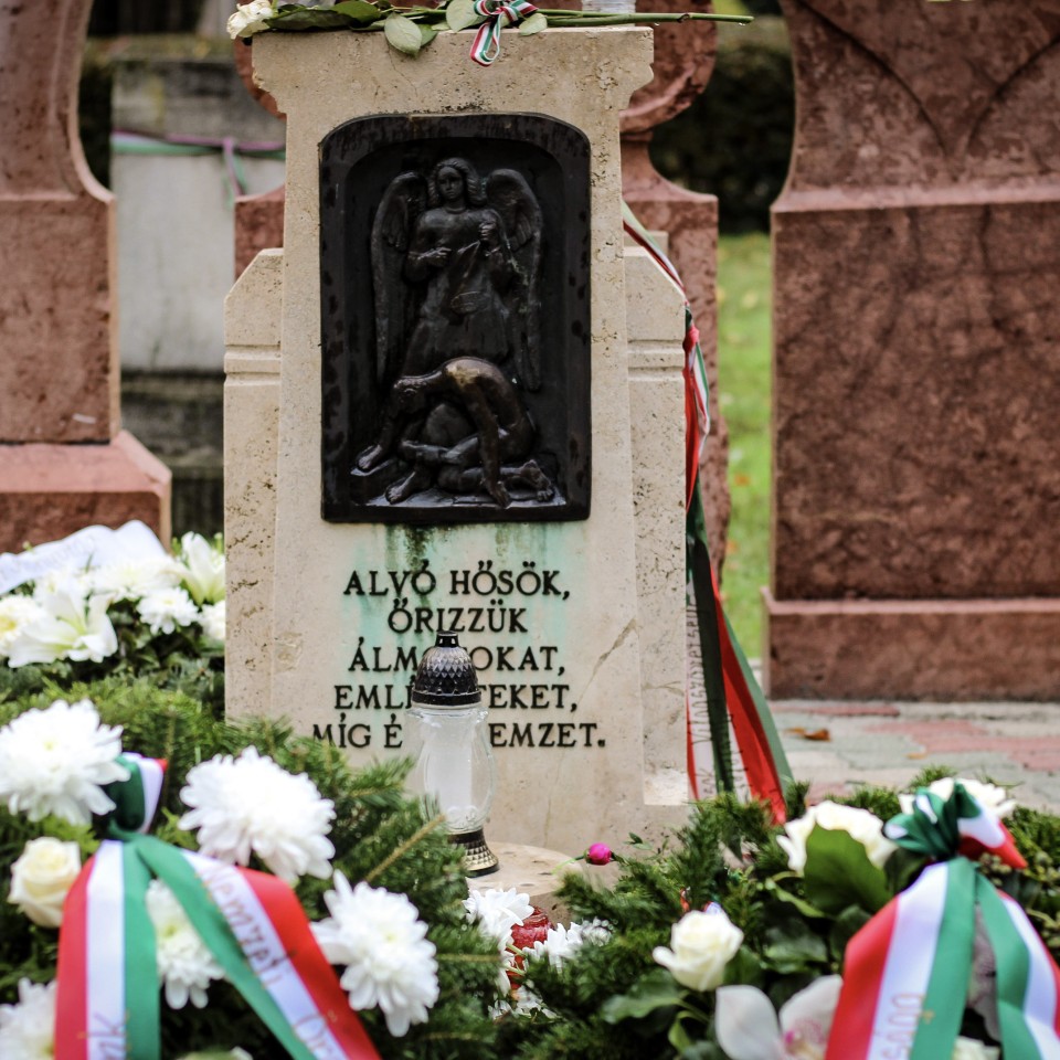 Csendes megemlékezést tartottak a Fiumei úti sírkertben az 1956-os forradalom és szabadságharc leverésének emlékére