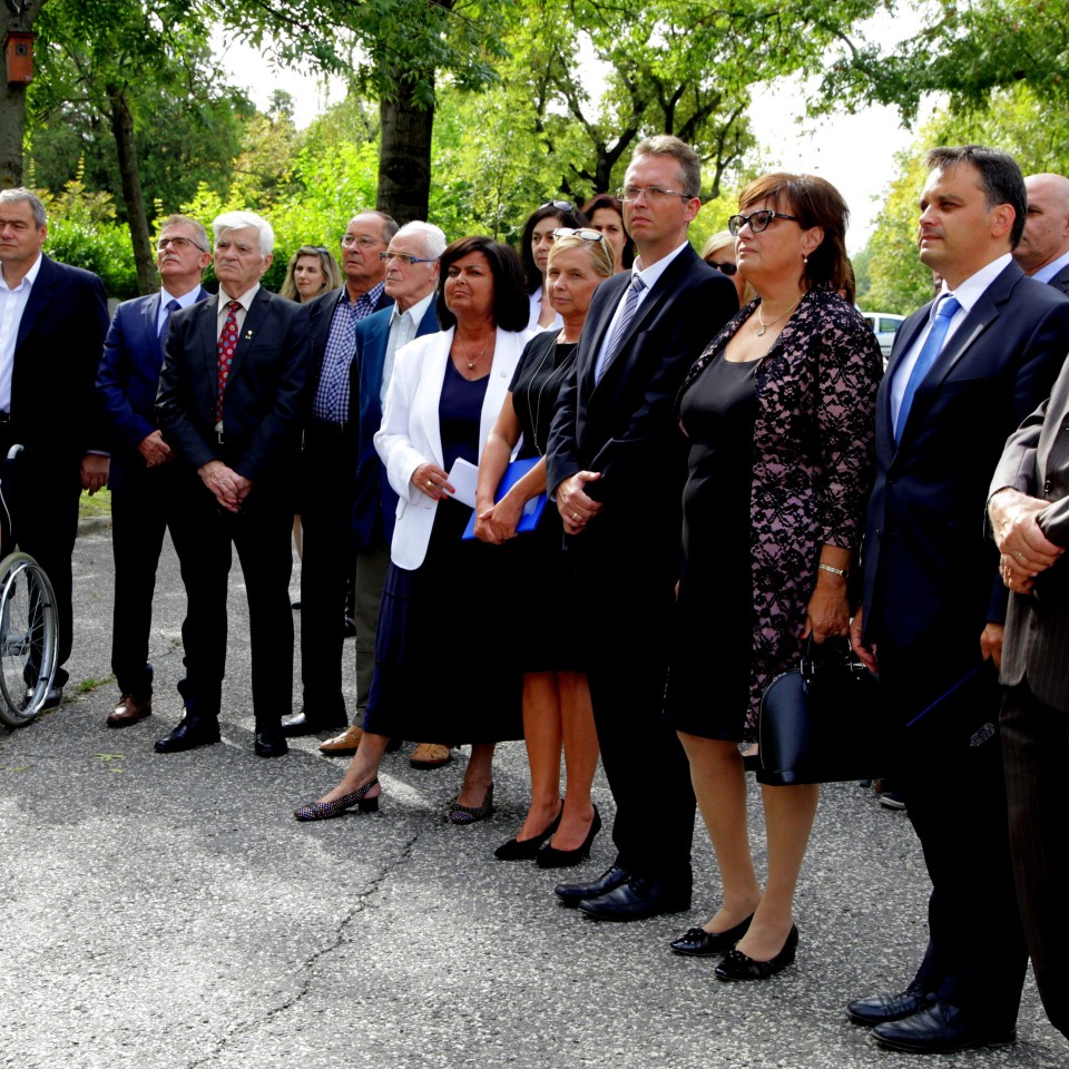 "Nem kézzel kell segíteni, hanem szívvel"