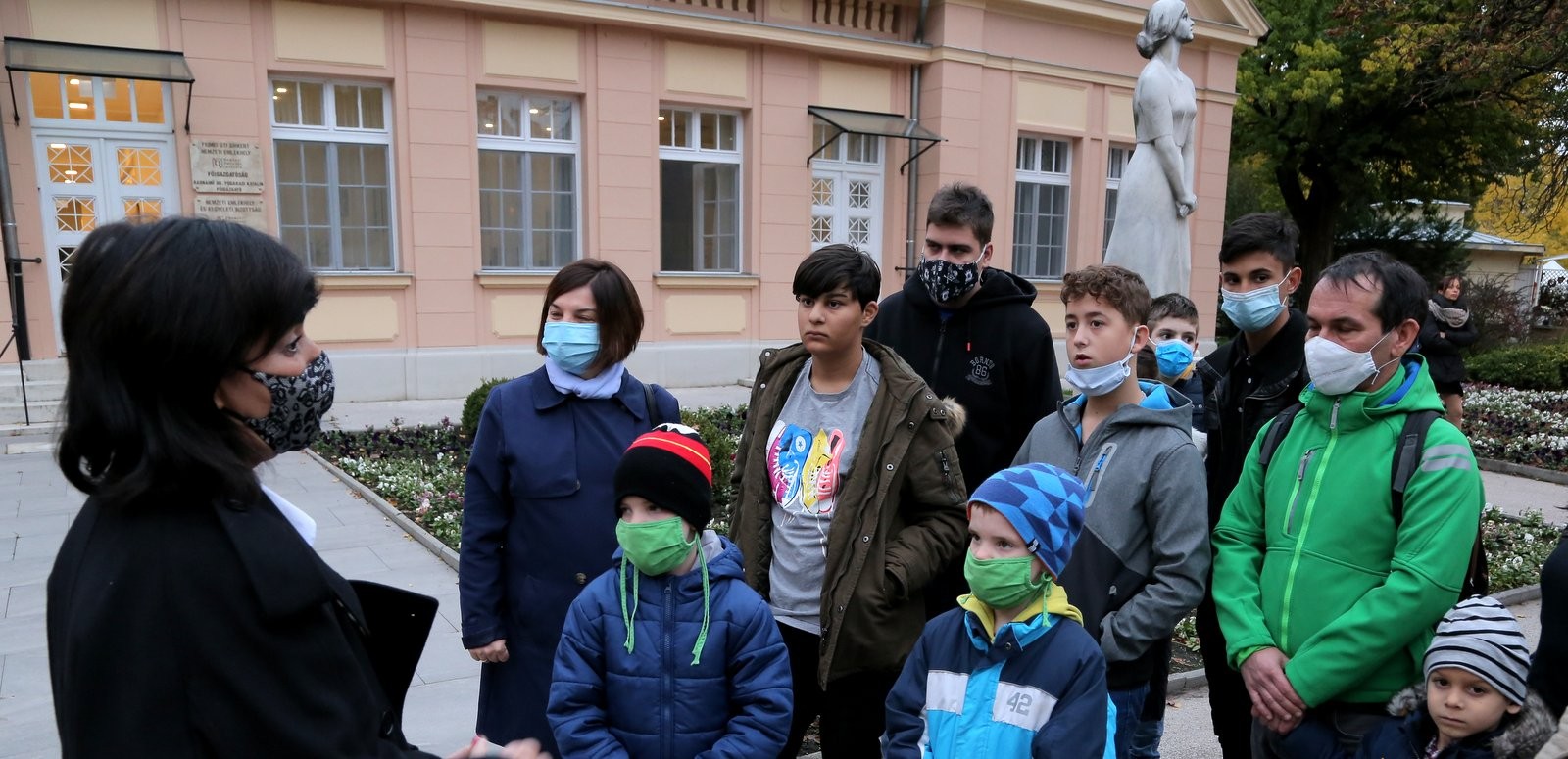 Séta és térzene mindenszentek napján a Fiumei úti sírkertben