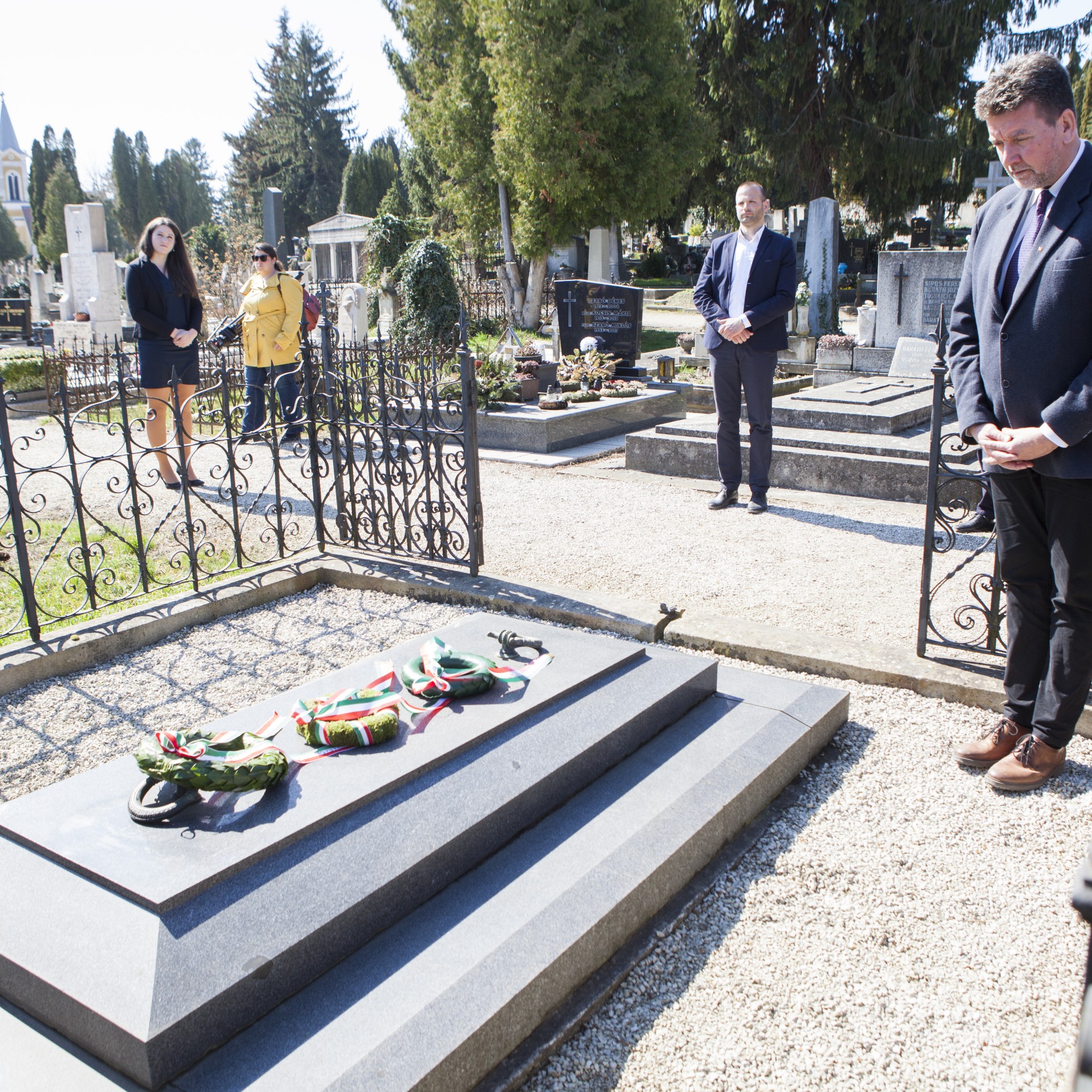 Parcellakövek jelzik a Nemzeti Sírkertbe sorolt sírokat