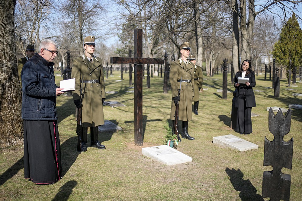 Koszorúzás az Új köztemetőben