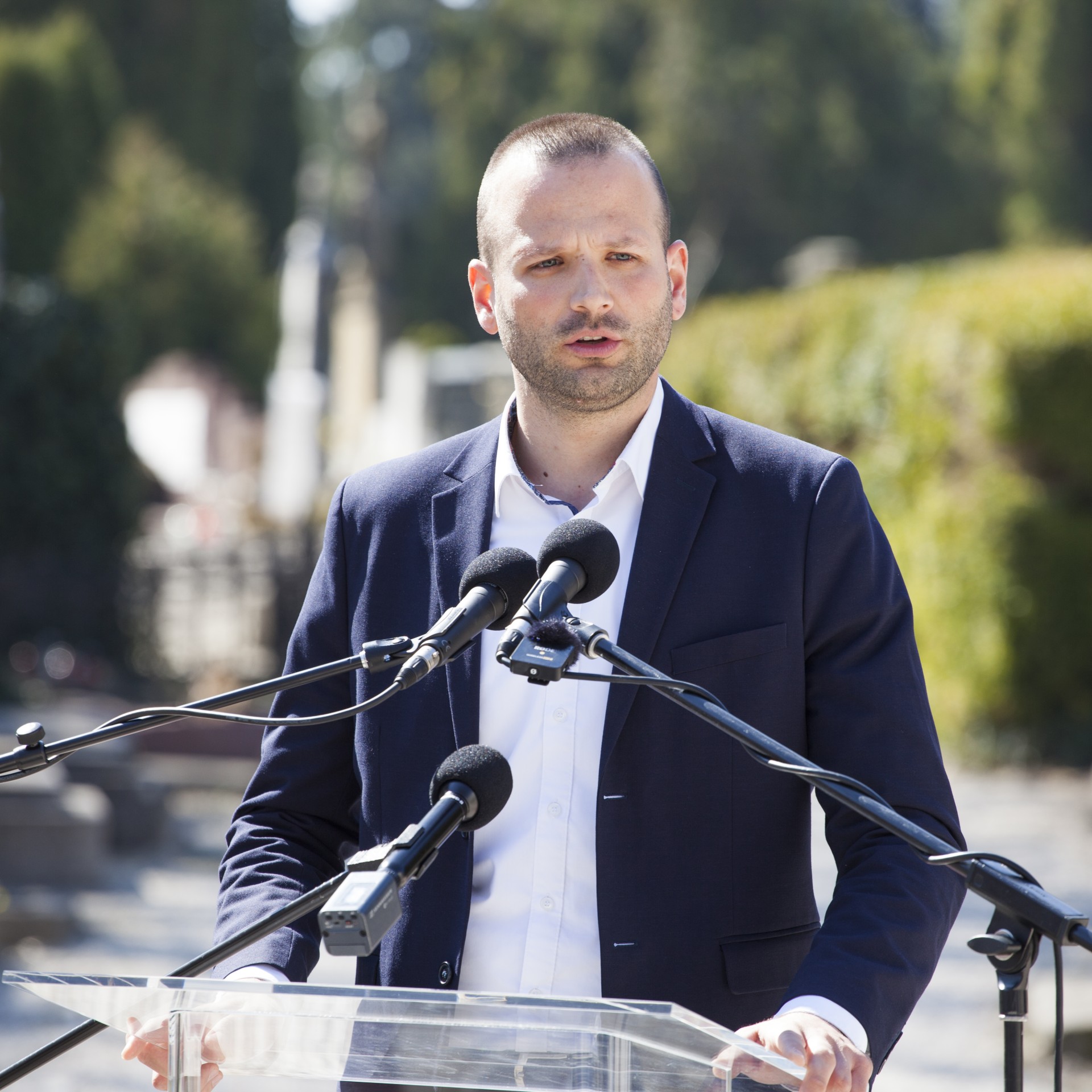 Parcellakövek jelzik a Nemzeti Sírkertbe sorolt sírokat