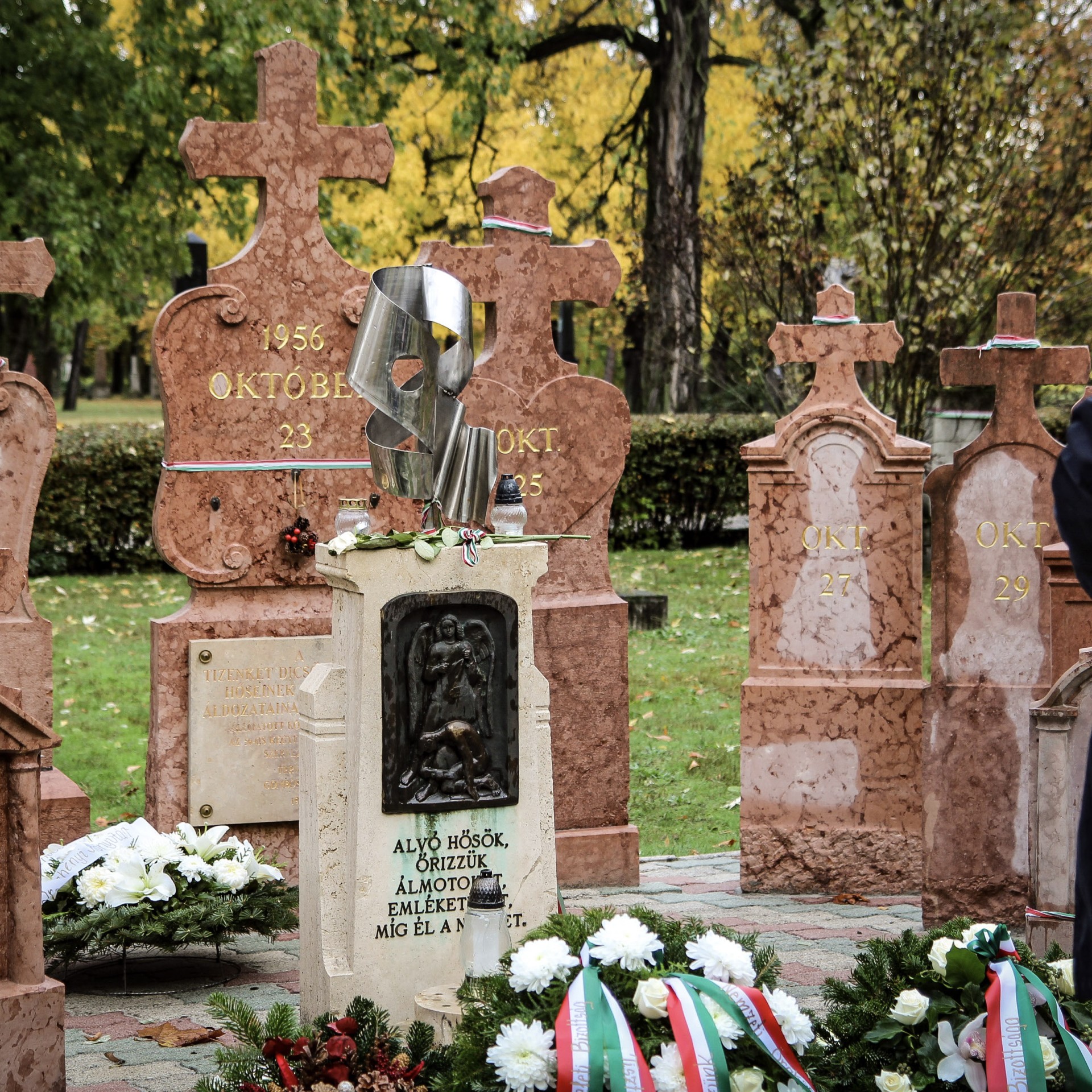 Csendes megemlékezést tartottak a Fiumei úti sírkertben az 1956-os forradalom és szabadságharc leverésének emlékére