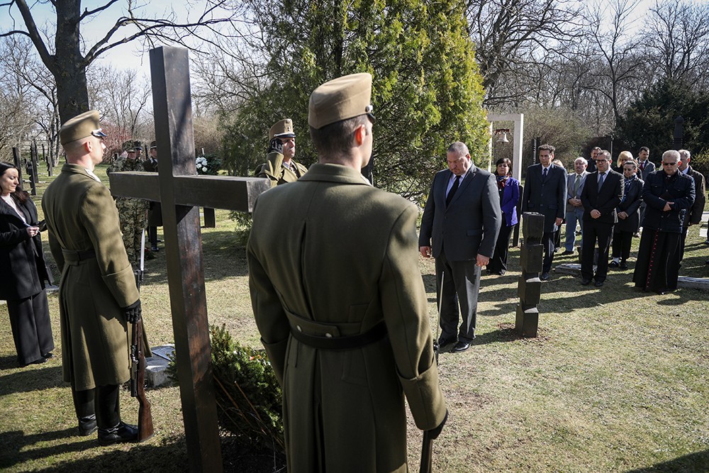 Koszorúzás az Új köztemetőben