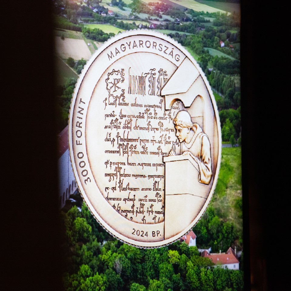 Folytatódik a nemzeti emlékhelyeket bemutató emlékérme-sorozat: 800 éve szentelték fel a Pannonhalmi Bencés Főapátság templomát
