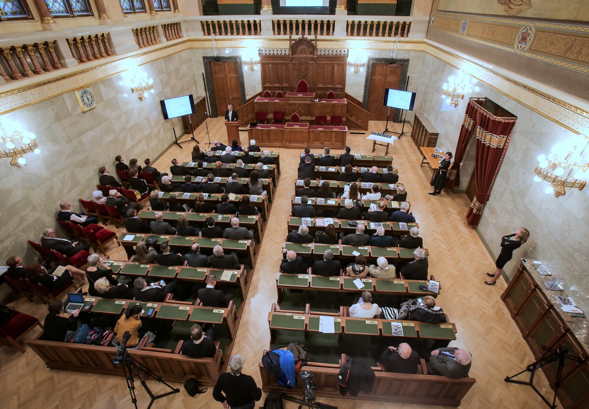 Kövér: mindig az ősök sírjai avatják az országot hazává
