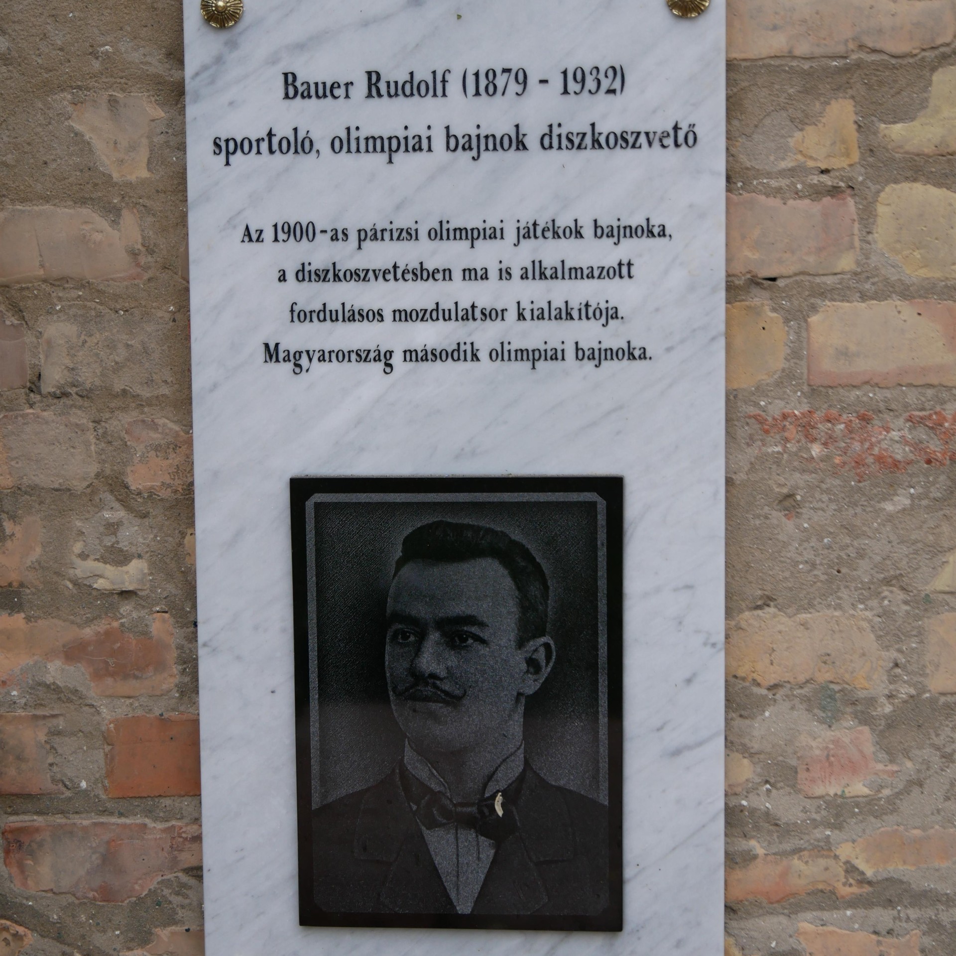 Megújult Bauer Rudolf síremléke a Fiumei úti sírkertben