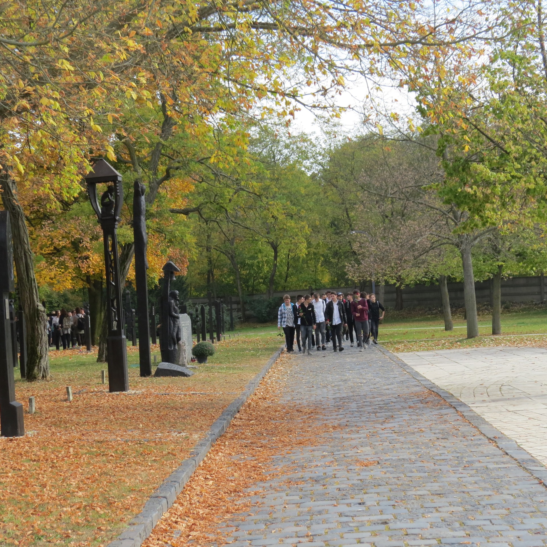 Diákok virágaival telt meg a Nemzeti Gyászpark