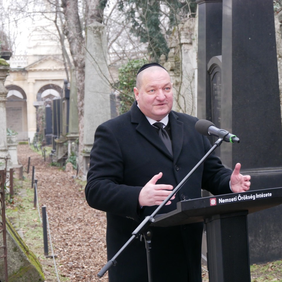 Weiss Manfrédra emlékeztünk felújított sírjánál a Salgótarjáni utcai zsidó temetőben