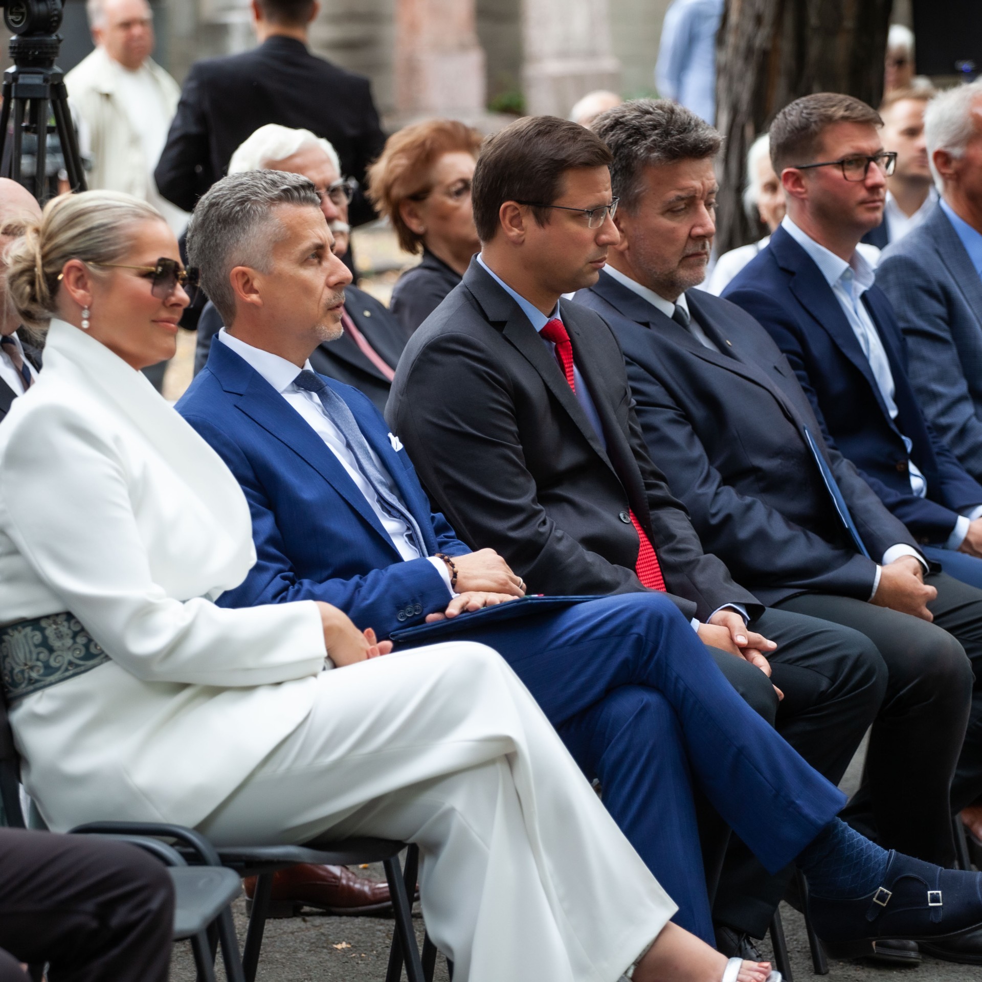 Felavattuk Arany János és családja felújított síremlékét a Fiumei úti sírkertben