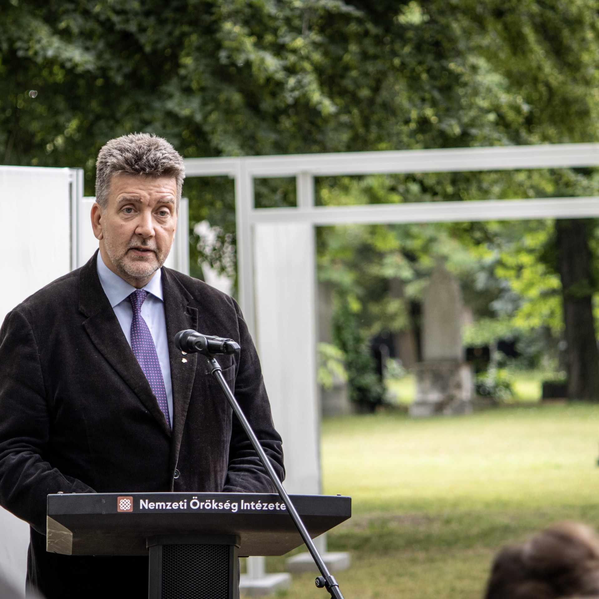 Kiállításon mutatjuk be a határainkon túl nyugvó magyarok emlékhelyére kiírt tervpályázat alkotásait