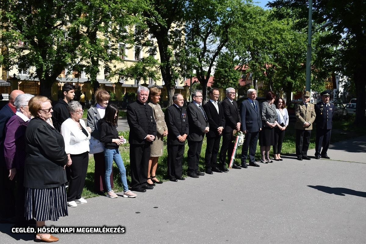 A hősökre emlékeztek országszerte a NÖRI felhívására