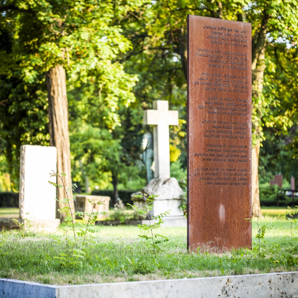 József Attila szerelmes versei csendülnek fel a Fiumei úti sírkertben a költészet ünnepén