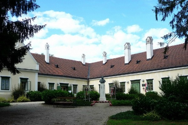 Kehidakustány, Deák-kúria