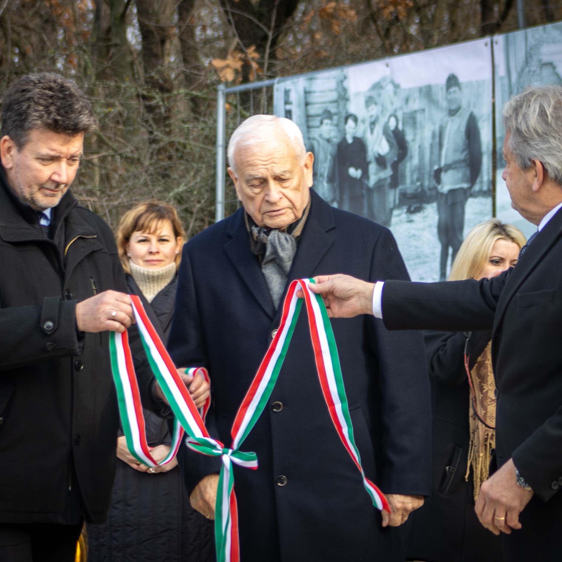 A doni katasztrófa 80. évfordulójára emlékeztek az ismeretlen katona sírjánál Pákozdon