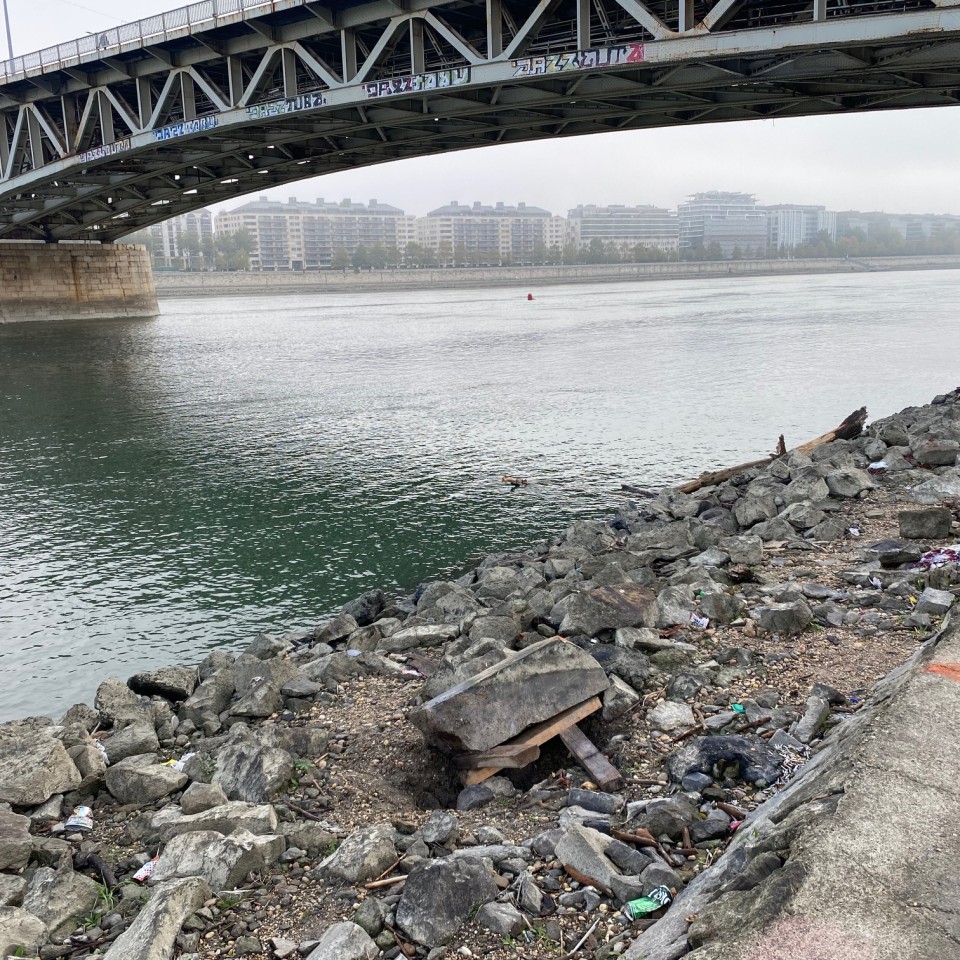 A NÖRI a Fiumei úti sírkertbe szállította a Petőfi híd budai hídfőjénél méltatlanul elszórt sírköveket