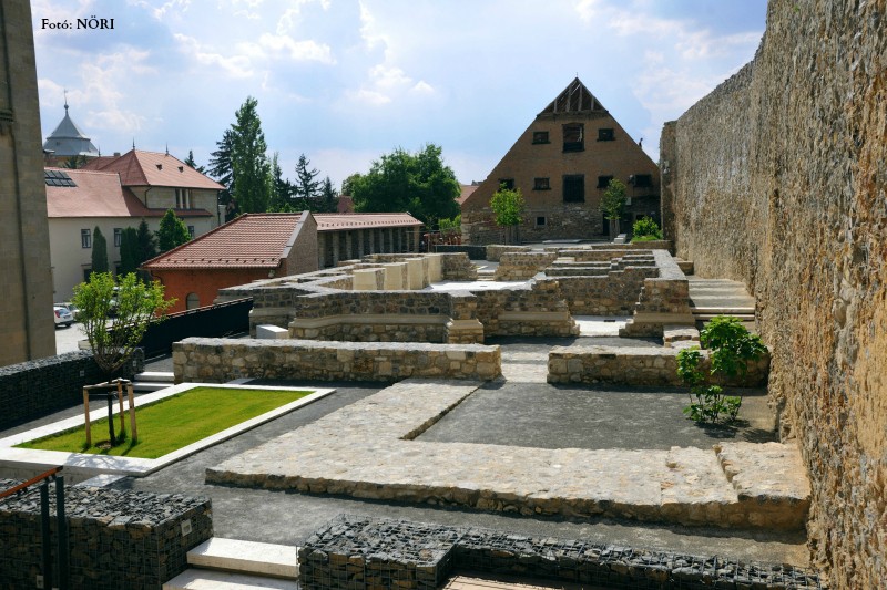 Pécs, székesegyház, püspöki palota és a középkori egyetem 