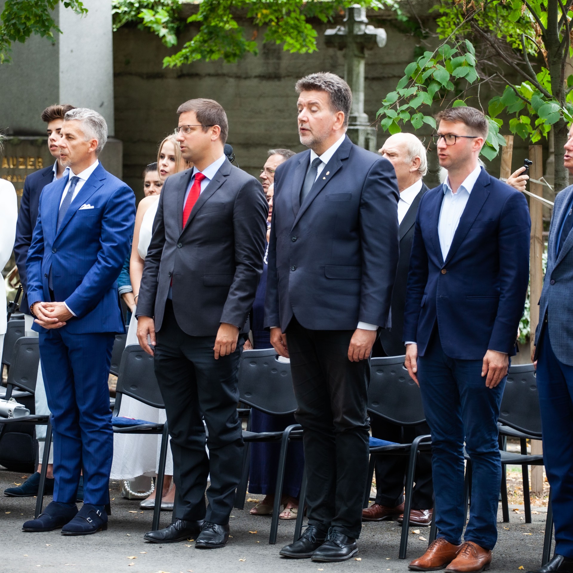 Felavattuk Arany János és családja felújított síremlékét a Fiumei úti sírkertben