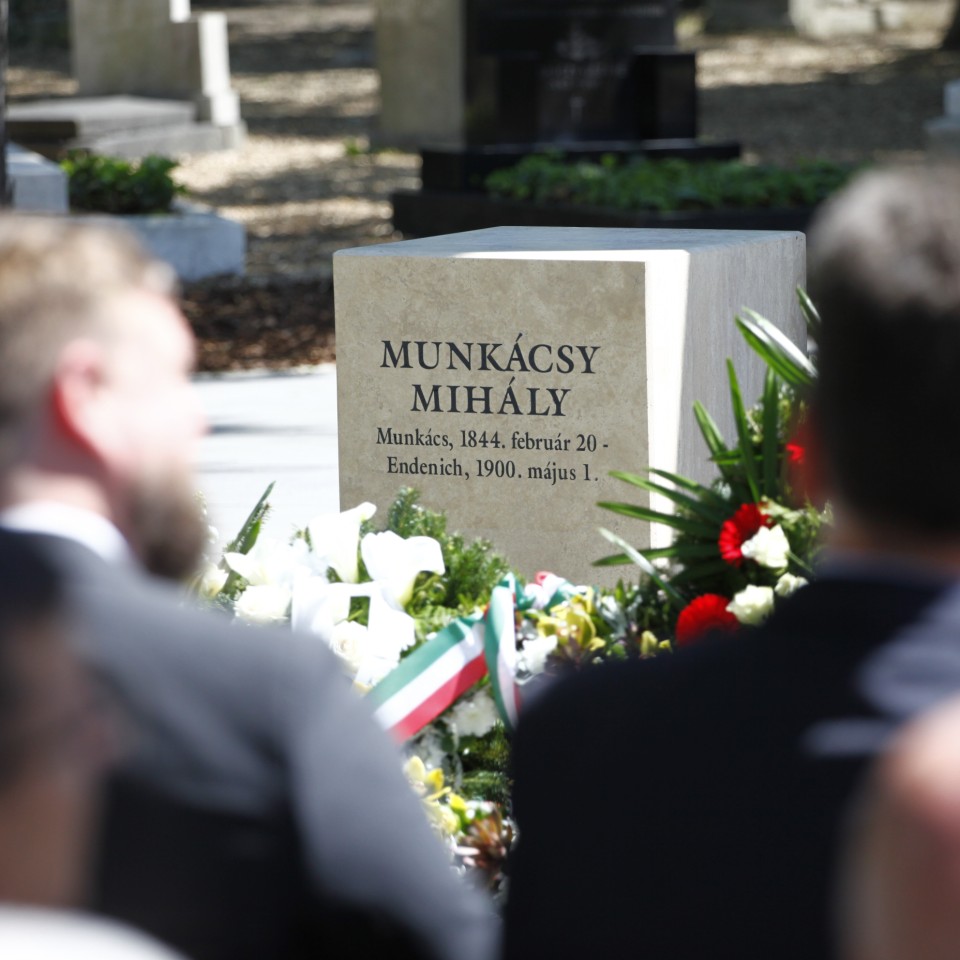 Megújult Munkácsy Mihály síremléke