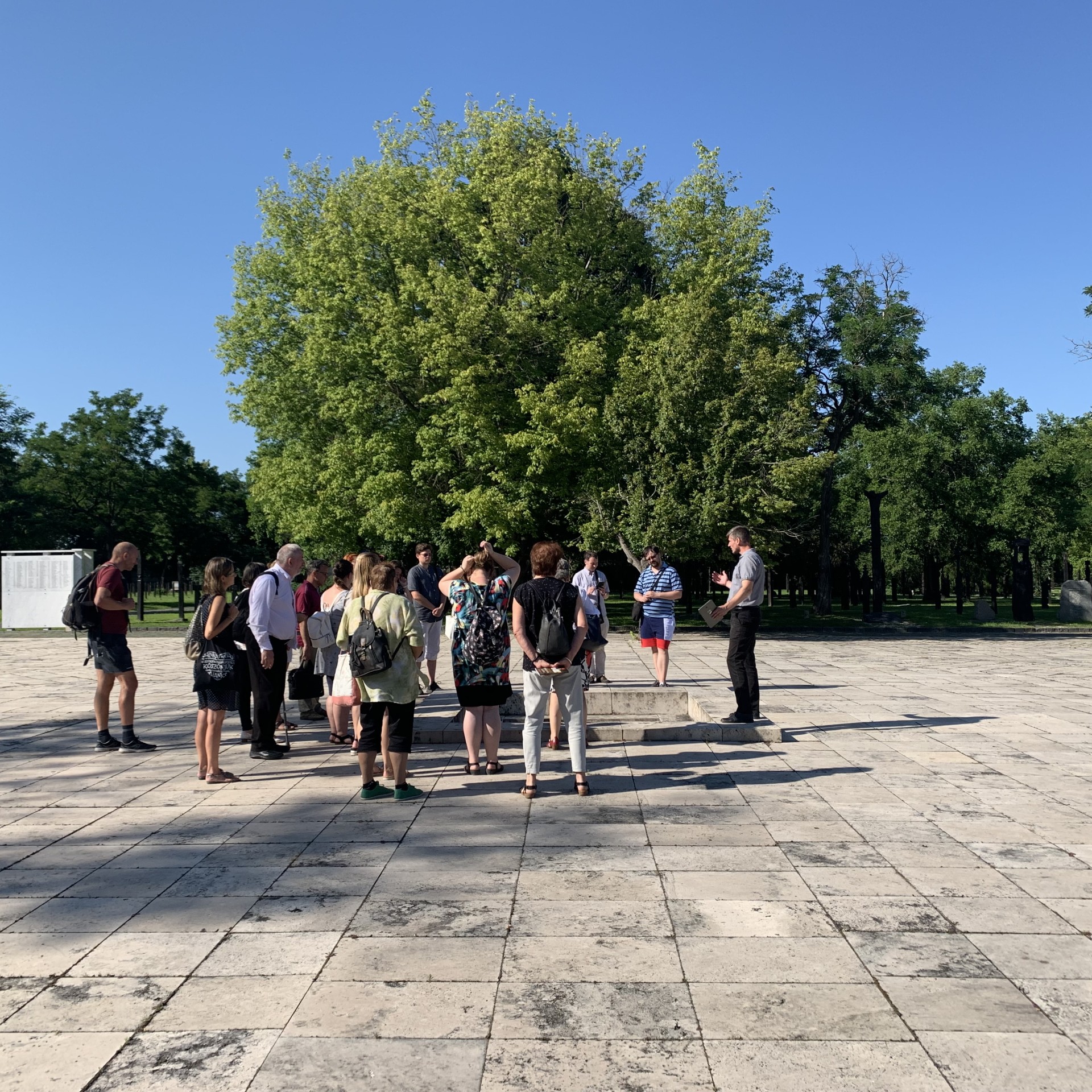 Pedagógusok látogattak a Nemzeti Gyászparkba